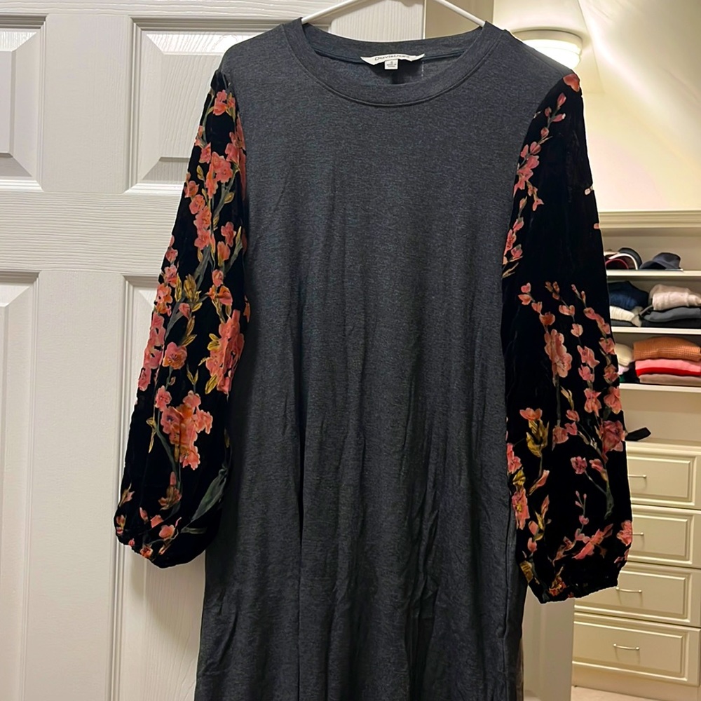 Maternity dress, Davi & Dani, gray with floral puffed sleeves, size small